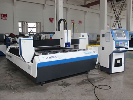 Máquina corta láser de fibra CNC de 700w para metal