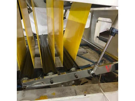 Máquina automática para hacer bolsas con asa de lazo lateral