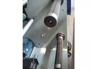Máquina cortadora y de rebobinado de alta velocidad para etiquetas